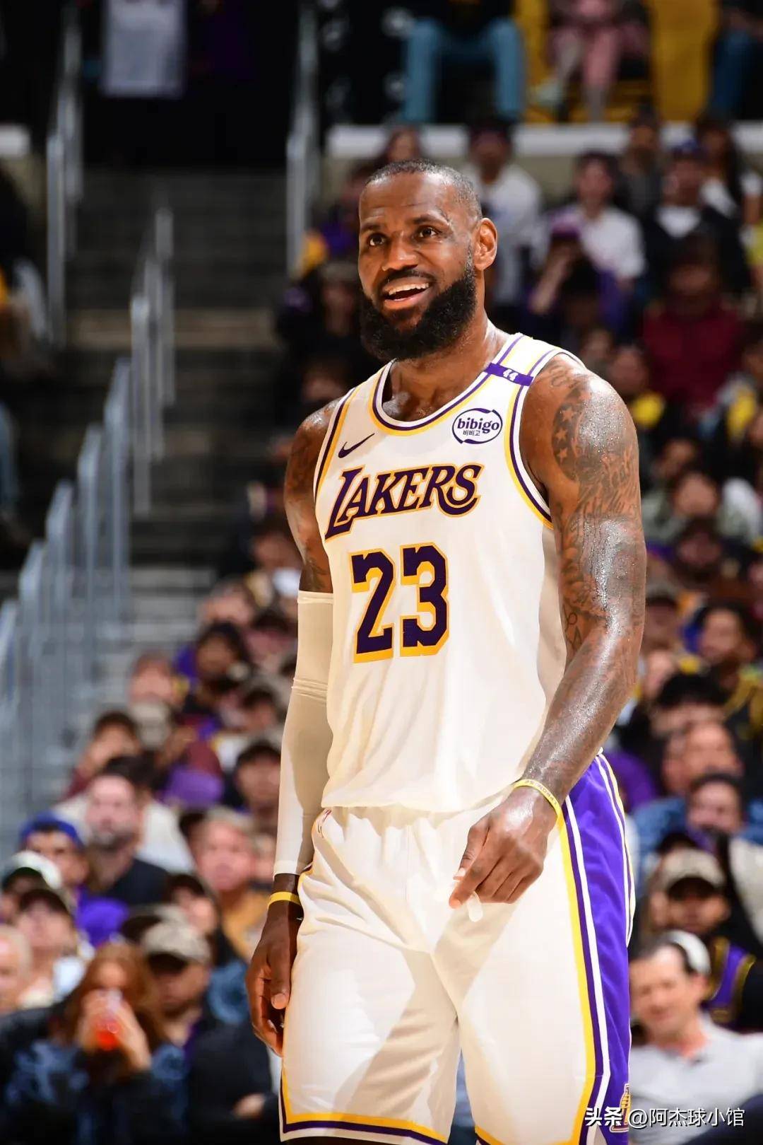 詹姆斯强势横扫羽毛球队晋级半决赛，状态火热！-开云